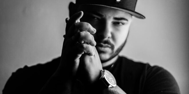 Rapper Does lança seu vídeo clipe da música Refém.